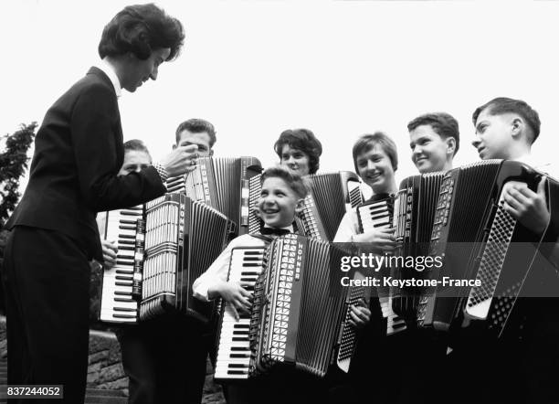 Le premier prix du concours a été remporté par l'orchestre de jeunes d'Augsbourg, dirigé par Marianne Probst, le 21 mai 1961, à Stuttgart-Killesberg,...