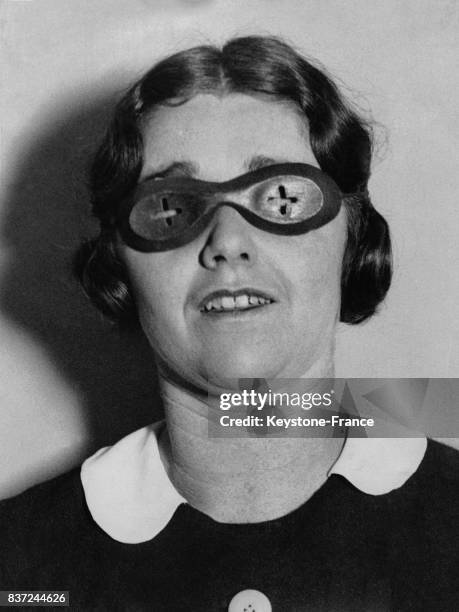 Une femme porte les lunettes de bois du Vice-Amiral Royds, que ce dernier avait lui-même portées alors qu'il accompagnait le Capitaine Scott,...