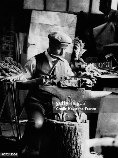 William Caris, un ferronnier talentueux, forge des décorations en métal ouvragé pour décorer les résidences cossues des riches Américains dans son...