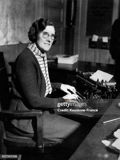 Olive Hoskins, seule membre féminin de l'armée américaine, tape sur sa machine à écrire le 13 décembre 1933 à New York City, NY.