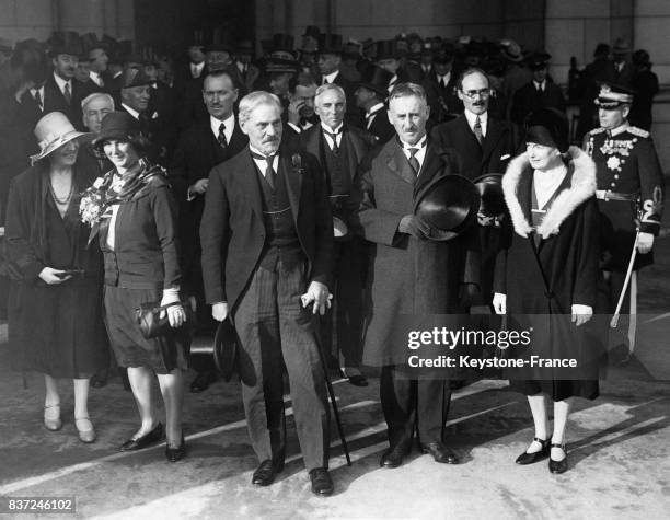 Lady Isabella Howard, Ishbel MacDonald et le Premier ministre britannique Ramsey MacDonald sont accueillis par le Secrétaire d'Etat américain Henry...