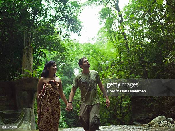 couple exploring ruins in jungle - ヒリトラ ストックフォトと画像