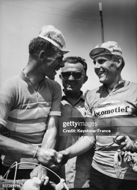 Jan Hugens, maillot jaune, et Jan Janssen, vainqueur de l'étape de la course cycliste le tour de l'avenir à Montpellier, France, le 9 juillet 1962.