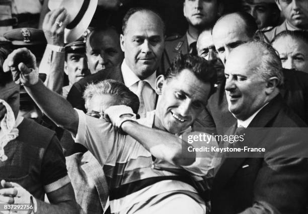 Jean Stablinski mettant le maillot du champion du monde de cyclisme sur route 1962 remis par le président de la fédération cycliste italienne Adriano...