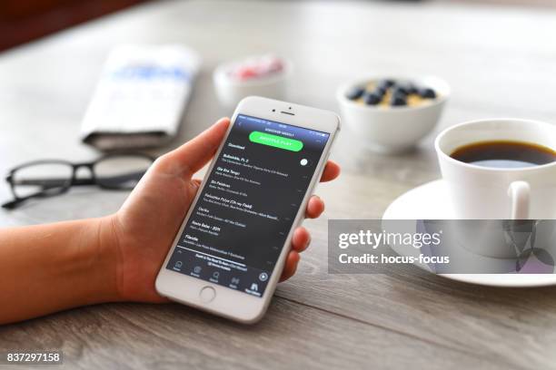 spotify für iphone - how we listen to music stock-fotos und bilder