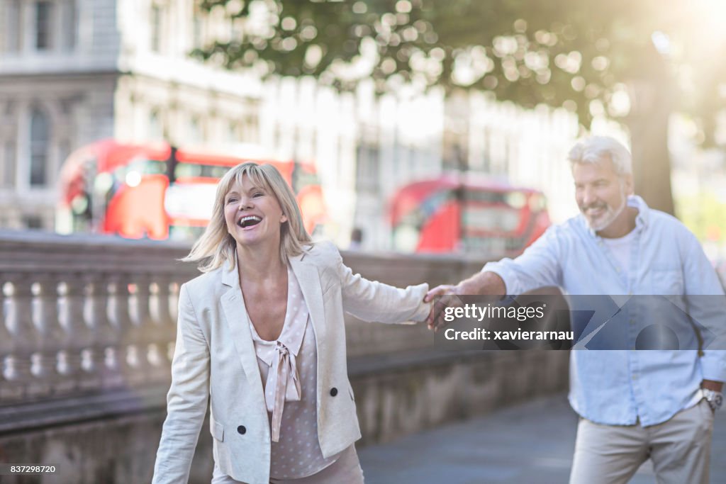 Lächelnd Reife Paare, die Spaß in London