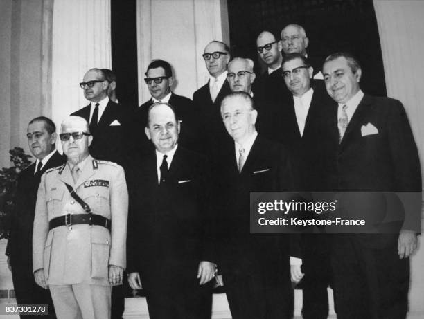 Les nouveaux membres du gouvernement grec avec le premier ministre Georgios Papadopoulos et le général Georges Zoitakis à Athènes, Grèce, le 24 juin...