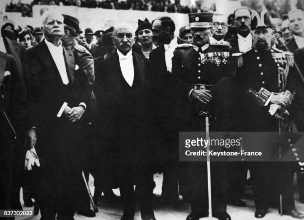 Le président de la république Alexandros Zaimis, le président du conseil Panagis Tsaldaris et le général Condilys assistant à la parade militaire à...