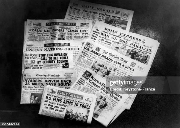 Journaux américains et anglais annonçant l'invasion de la Corée du Sud par la Corée du Nord avec franchissement du 38ème parallèle , le 25 juin 1950.