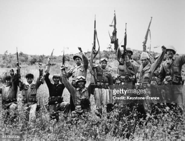 Une patrouille américaine et des guérilleros sud-coréens se tenant sur la ligne imaginaire figurant le 38ème parallèle le 11 octobre 1950 - Ces...