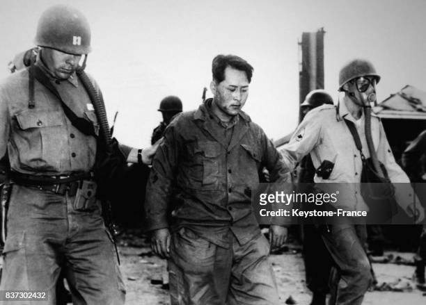 Le colonel de l'armée nord-coréenne Lee Hak Koo est emmené par des soldats américains dans un camp de détention, après avoir été à l'origine d'une...