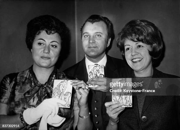 Régine Crespin, Nicolaï Gedda et Suzy Delair, lauréats des Orphées d'or décernés par l'académie du disque lyrique, au théâtre national de l'opéra à...