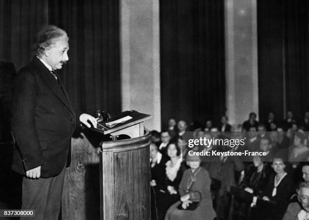 Albert Einstein donne une conférence devant un auditoire le 30 septembre 1931 à Berlin, Allemagne.