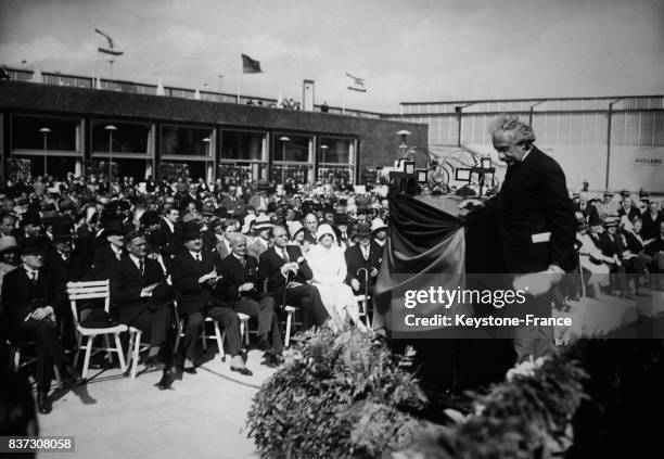 Albert Einstein quitte l'estrade après son discours lors de l'inauguration d'une exposition consacrée à la radio, circa 1930 en Allemagne.