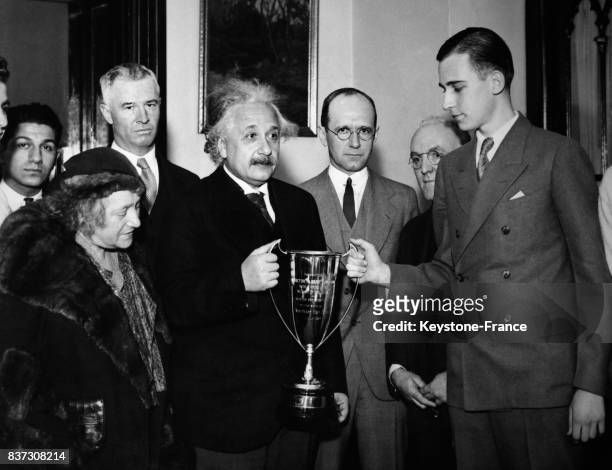 Des étudiants d'un lycée de Pennsylvanie remettent une coupe d'honneur à Albert Einstein, accompagné de sa femme, après l'avoir nommé personnalité de...