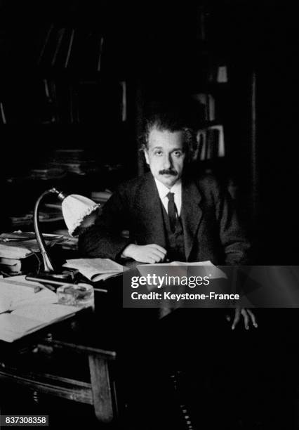 Albert Einstein dans son bureau le 20 mai 1921.