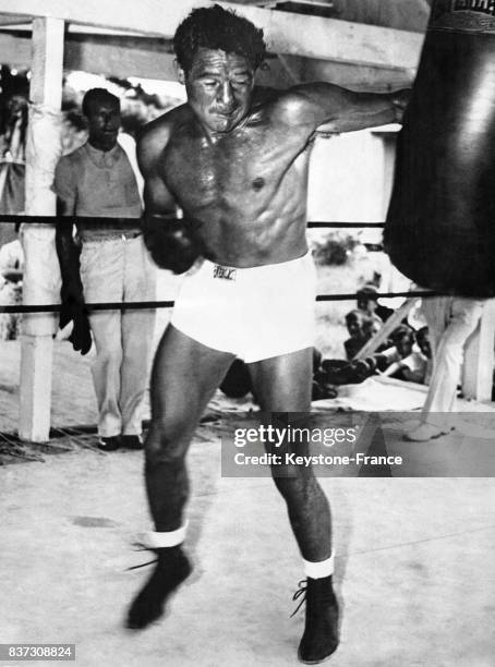 Le boxeur américain Max Baer frappe un punching ball lors d'une séance d'entraînement le 24 septembre 1935 à Speculator, NJ.