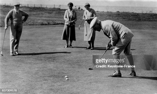 Le Premier ministre britannique Ramsay MacDonald au golf avec sa fille Ishbel MacDonald, Sir Alexander Grant et madame Whitelaw à Nairn en Ecosse, au...