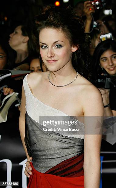 Actress Kristen Stewart attends the premiere of Summit Entertainment's "Twilight" at The Mann Village and Bruin Theatres on November 17, 2008 in...