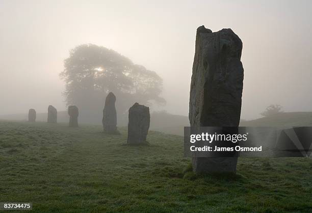 neolithic stone circle in fog at avebury,  - stone circle stock-fotos und bilder