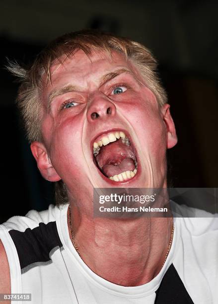 young man screaming - gridare foto e immagini stock