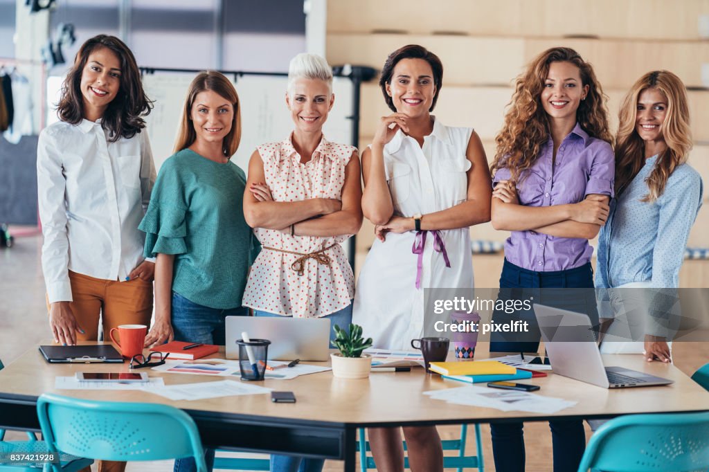 Gruppe von Berufstätigen Frauen im Büro