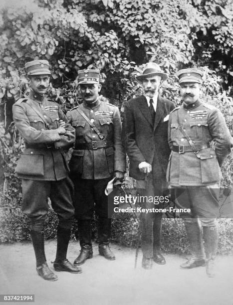 Portrait des 4 leaders du comité révolutionnaire grec au pouvoir: le colonel Nikolaos Plastiras, le colonel Stylianos Gonatas, l'amiral Alexandros...