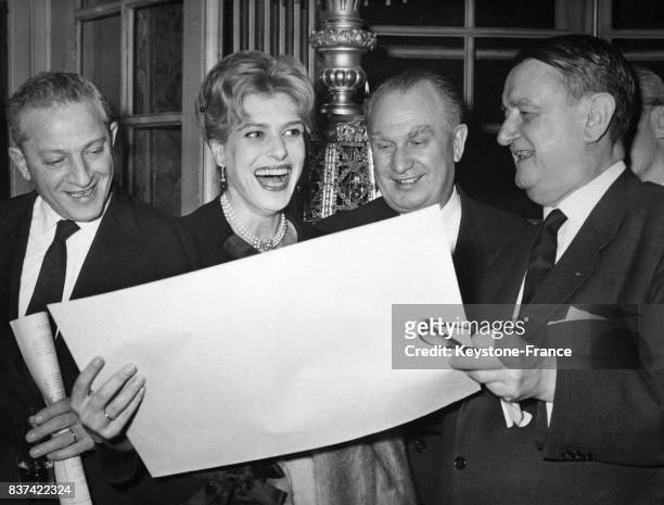 Le président de l'académie du disque Georges Auric remet à Melina Mercouri le Grand prix national du disque 1960 en présence de Jules Dassin et de...