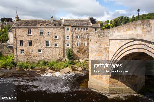 old housing and the county bridge crossing the river tees in barnard castle, county durham, uk. - barnard castle 個照片及圖片檔