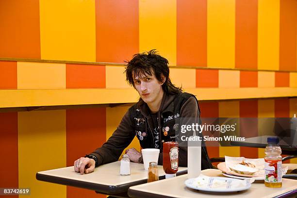 punk rock guy sentado no jantar - tendenciasemfiltro imagens e fotografias de stock