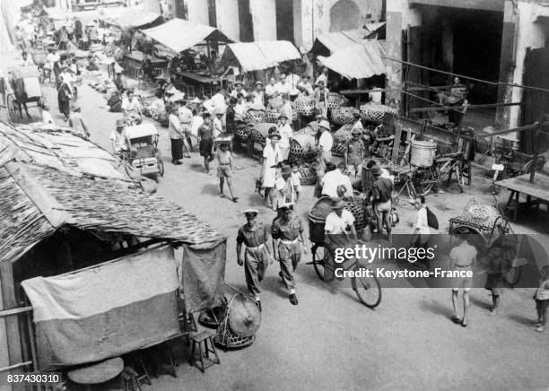 Deux policiers britanniques dans une rue commerçante de Singapour en 1945.