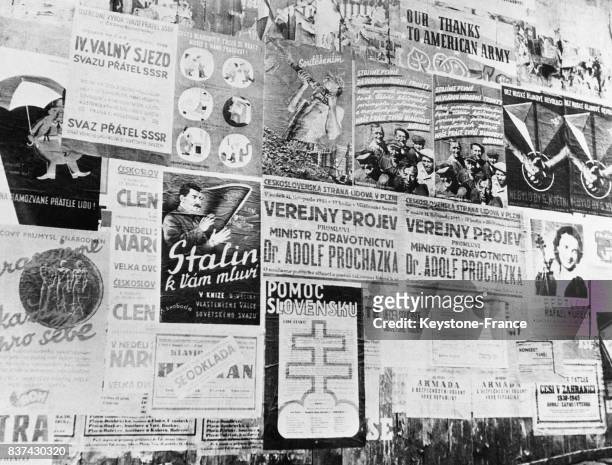 Affiches placardées sur un mur dans une rue de Prague, Tchécoslovaquie.