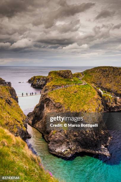 carrick-a-rede rope bridge, northern ireland. - northern ireland rope bridge stock-fotos und bilder