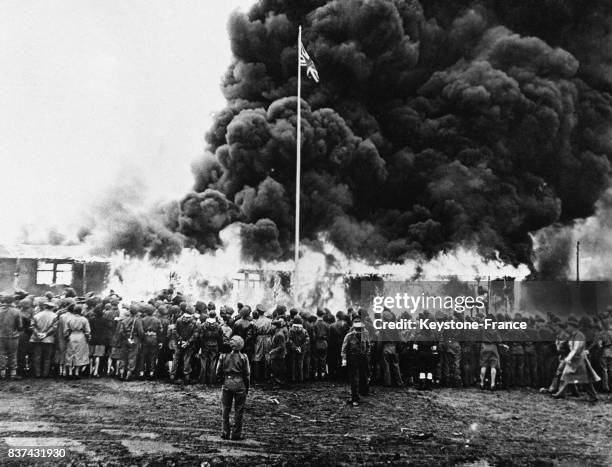 Vue des baraquements en feu incendiés par les Forces alliées, à Bergen, Allemagne en 1945.