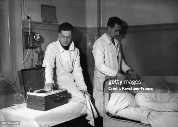 Séance d'électrochocs à l'hôpital psychiatrique Sainte-Anne à Paris, France en 1946.