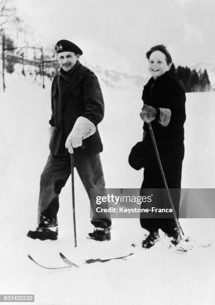Le maréchal Montgomery en compagnie de son moniteur de ski dans les montagnes de Suisse.