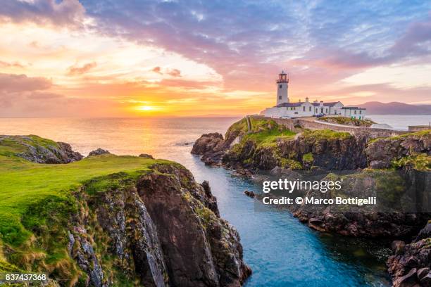 fanad head lighthouse. co. donegal, ireland. - kust karakteristiek stockfoto's en -beelden