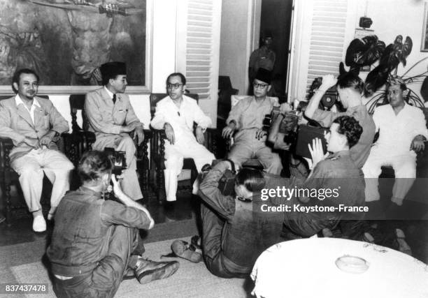Le président d'Indonésie Soekarno pose pour les photographes en compagnie de son cabinet, en Indonésie en octobre 1945.