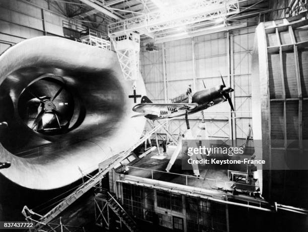 Dans une usie américaine d'essais, cet avion modèle réduit est soumis avec son pilote à la soufflerie du 'Giant Wind Tunnel' afin de constater la...