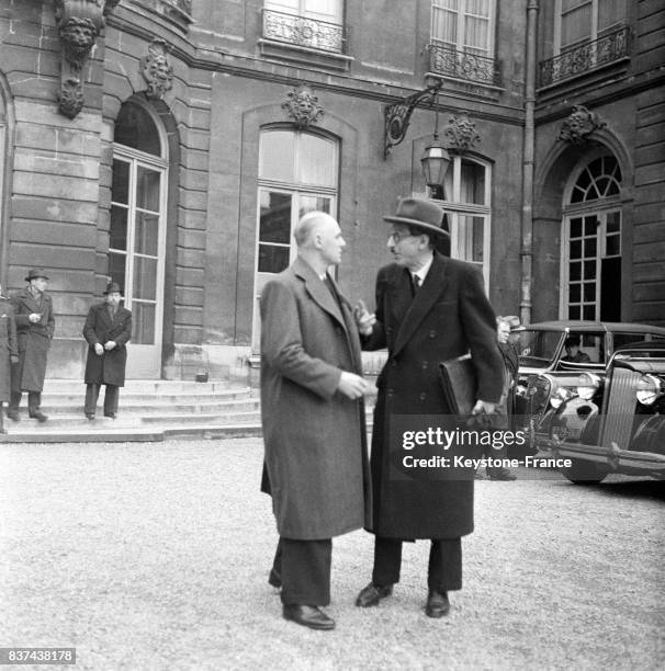 Le ministre des Transports et des Travaux publics Jules Moche discutant avec Charles Tillon, ministre de l'Armement, à la sortie du Conseil des...