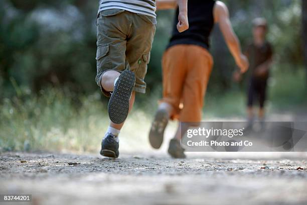 jungen auf trail running - sole of shoe stock-fotos und bilder