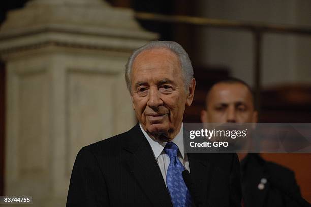 Israeli President Shimon Peres speaks at the Sheldonian Theatre of Balliol College, Oxford University's largest college November 18, 2008 in Oxford,...