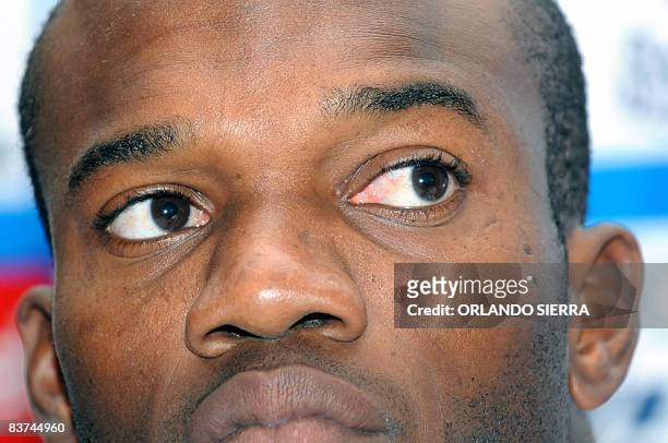 Honduran football player David Suazo answers questions in a press conference in San Pedro Sula, 240 km north of Tegucigalpa, on November 18, 2008....