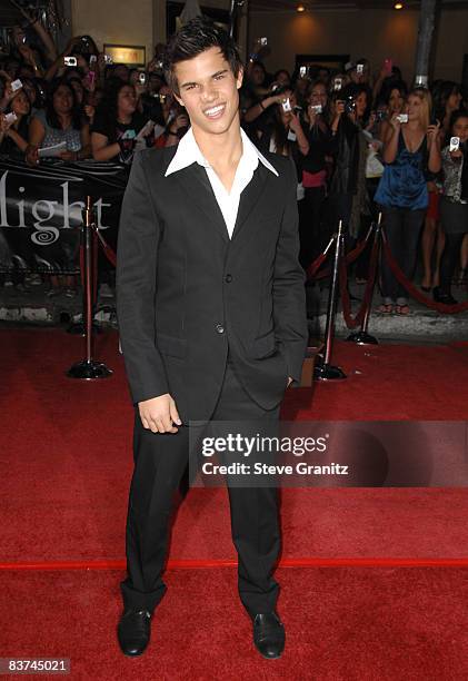Taylor Lautner arrives at the Los Angeles premiere of "Twilight" at the Mann Village and Bruin Theaters on November 17, 2008 in Westwood, California.