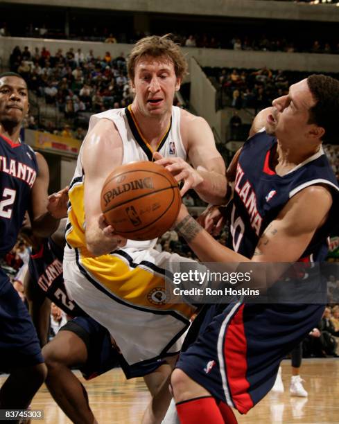 Troy Murphy of the Indiana Pacers battles for the ball Mike Bibby of the Atlanta Hawks with at Conseco Fieldhouse on November 18, 2008 in...
