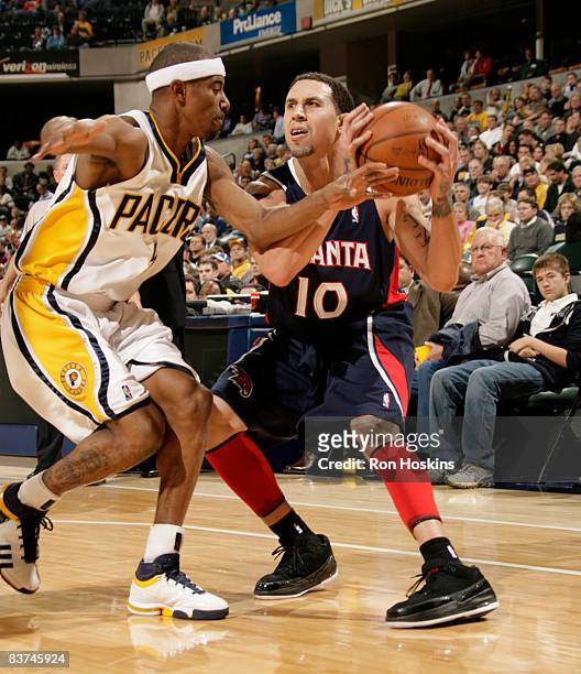 Mike Bibby of the Atlanta Hawks looks to score on T.J. Ford of the Indiana Pacers at Conseco Fieldhouse on November 18, 2008 in Indianapolis,...