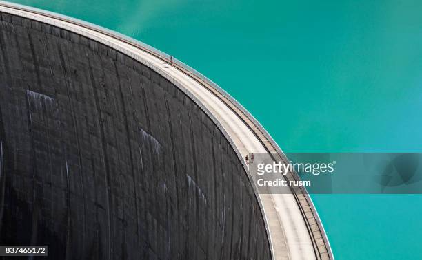 人走在邊緣的 stausee mooserboden 大壩，奧地利卡普倫 - hydroelectric power 個照片及圖片檔