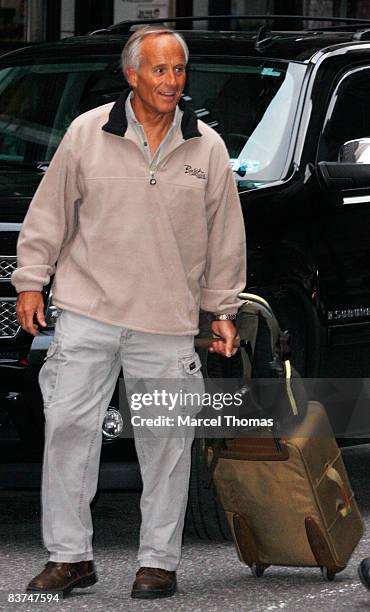 Jack Hanna visits "Late Show with David Letterman" at the Ed Sullivan Theater on November 18, 2008 in New York City.