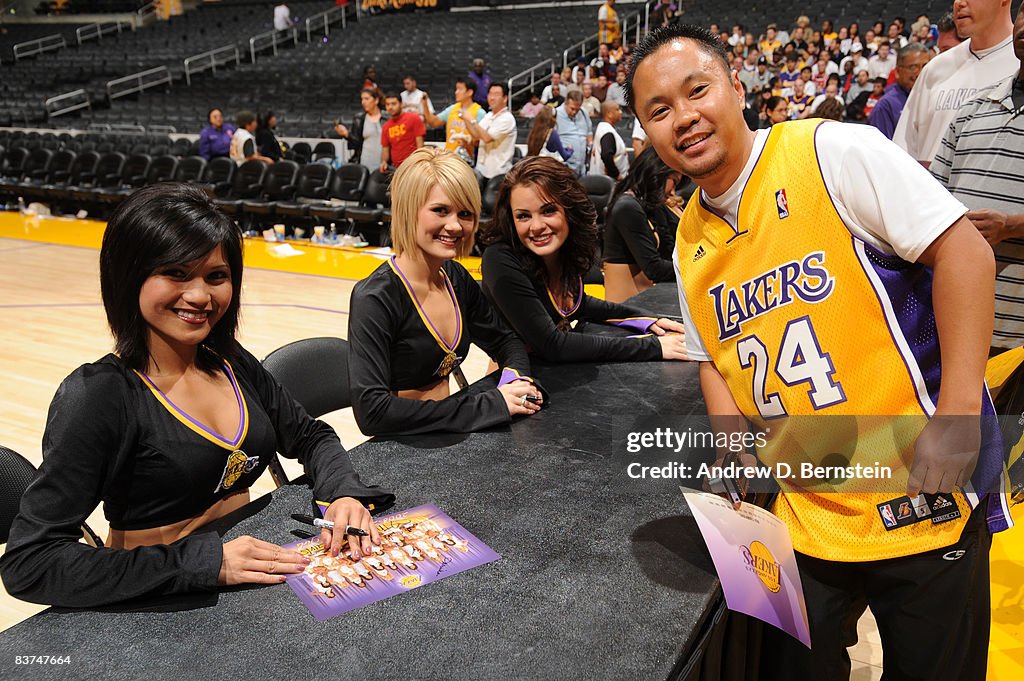 Chicago Bulls v Los Angeles Lakers