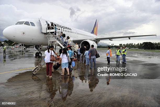 This photo taken on November 13, 2008 shows passengers getting on a Philippine Airlines domestic flight service in Dumaguete, located in central...